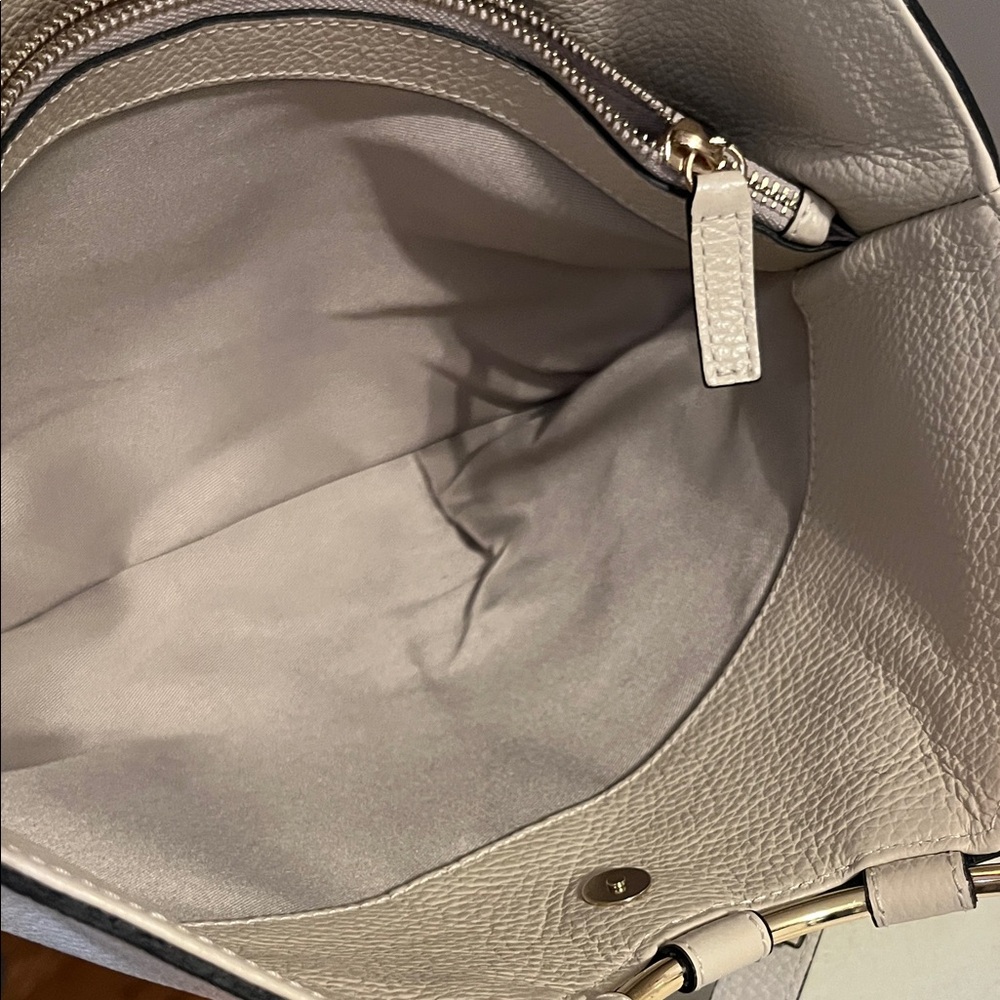 Mario Valentino Cream Shoulder Bag with Gold Details - Picture 6 of 9
